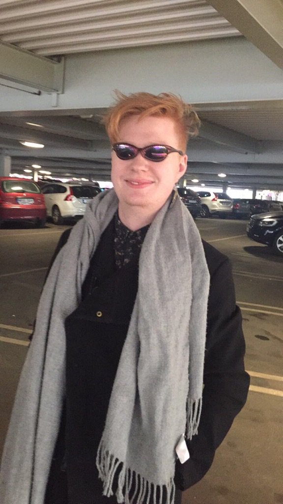 cmacfie's tweet photo. Före: Foffeman vaktar buffé
Efter: Foffeman åt all buffé https://t.co/3W6cTA5GYF