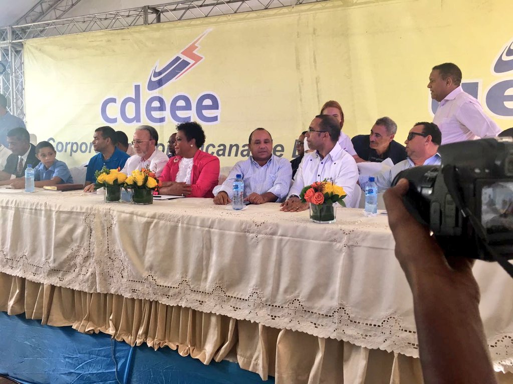 Hamletamadomelo's tweet photo. Inicia acto de inauguración de #ElectrificaciónLaTranquera proyecto que sometimos y fue aprobado en la @DiputadosRD #SePuede #TuDiputadoFiel https://t.co/capia59dZS