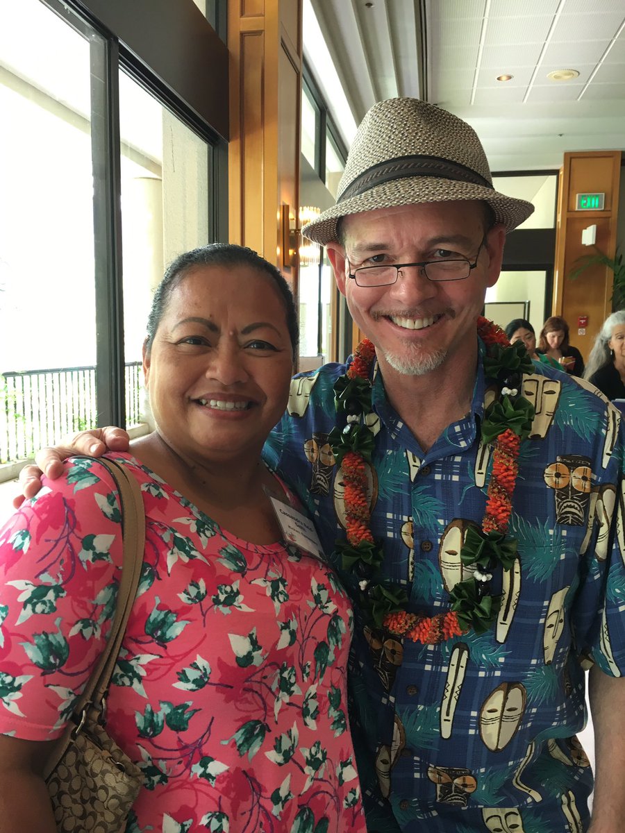 CassieR808's tweet photo. Read To Me Conference 2017 with author Bruce Hale. #ReadToMeIntl #Engagingeverychild #RTMI2017 @storyguy1 https://t.co/9gPaqq75Tc