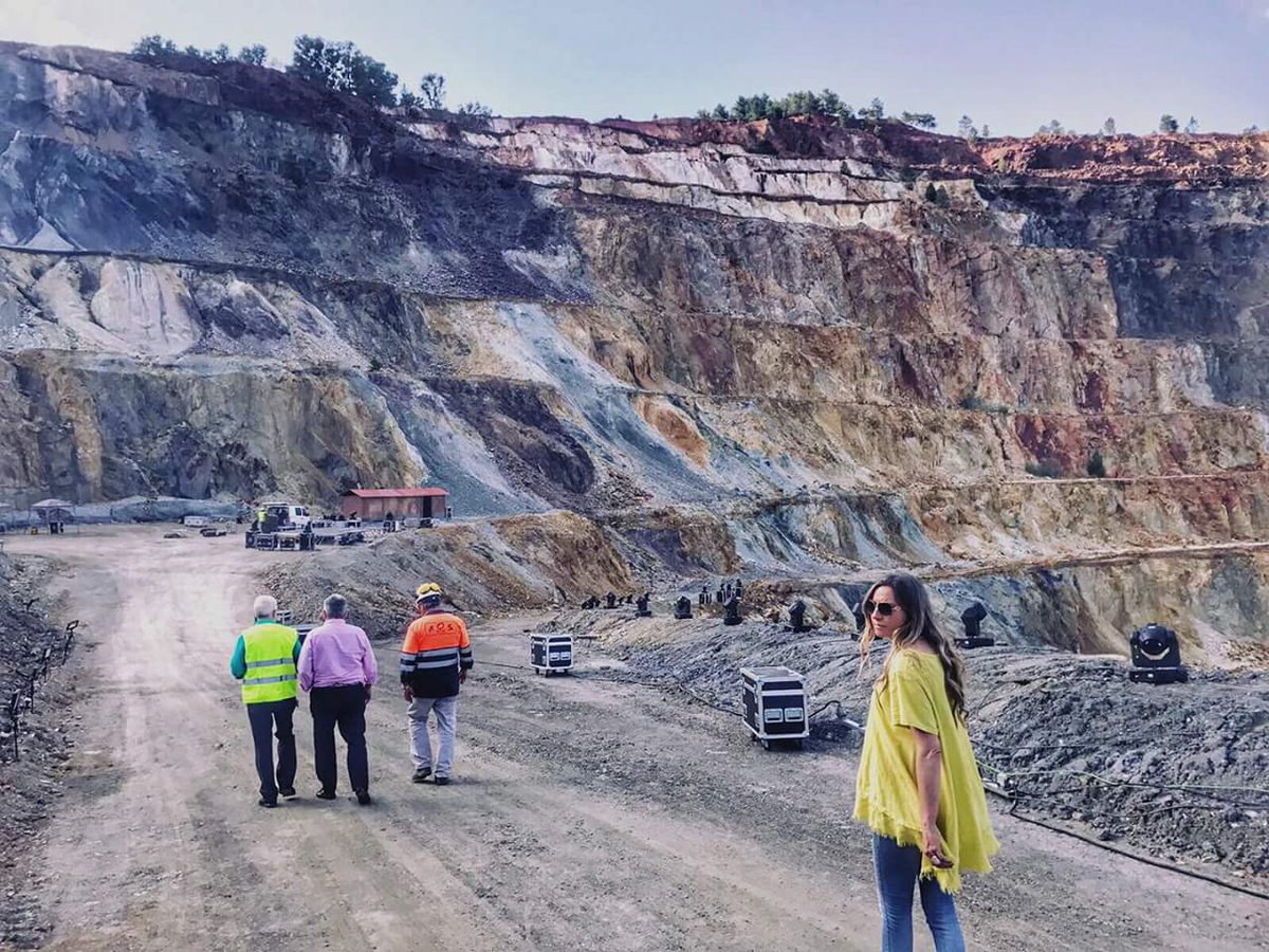 Gesto_Com's tweet photo. Algo grande se está gestando en este escenario único...#eventosquemolan #mañanamás #nosvalamarcha #minasriotinto #conciertazo https://t.co/iQcvlC0Lx8