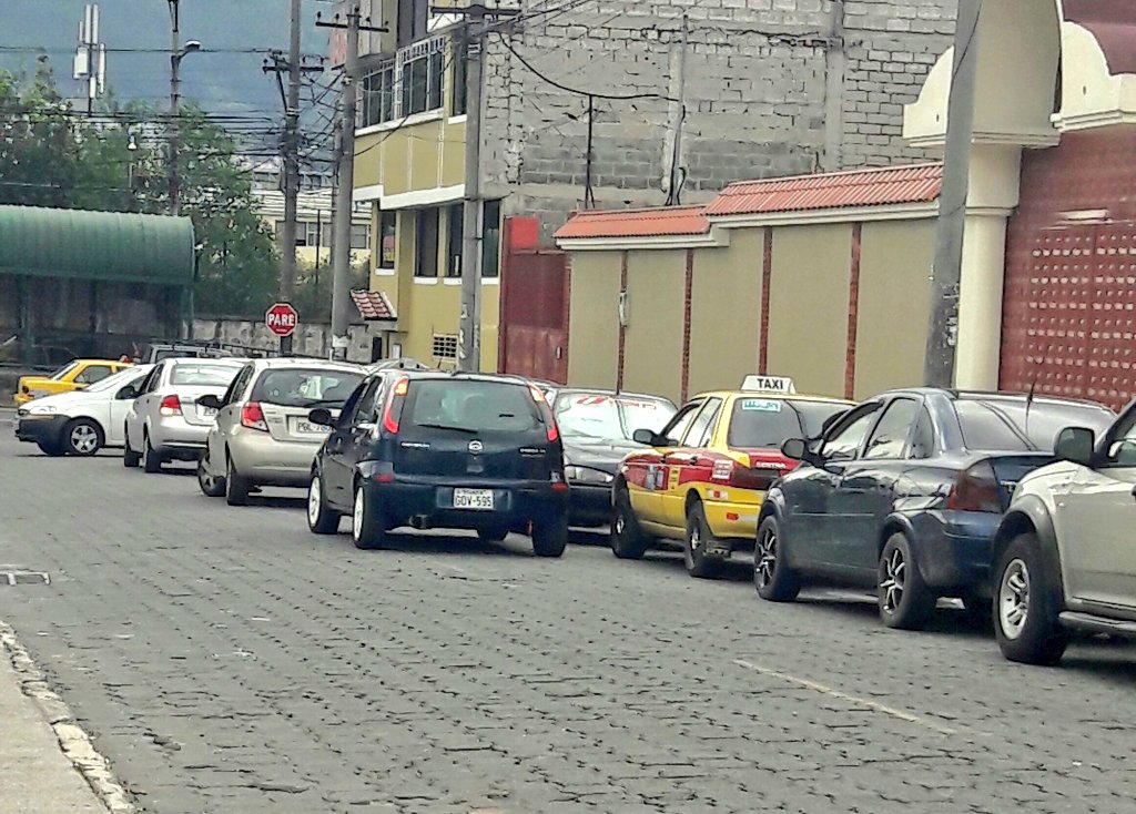 BarrioArgelia's tweet photo. @MalParqueadoECU En la calle El Tablón y avenida Maldonado existe total descontrol #RodasTodoMal #DobleFila https://t.co/c8B8ory2kk