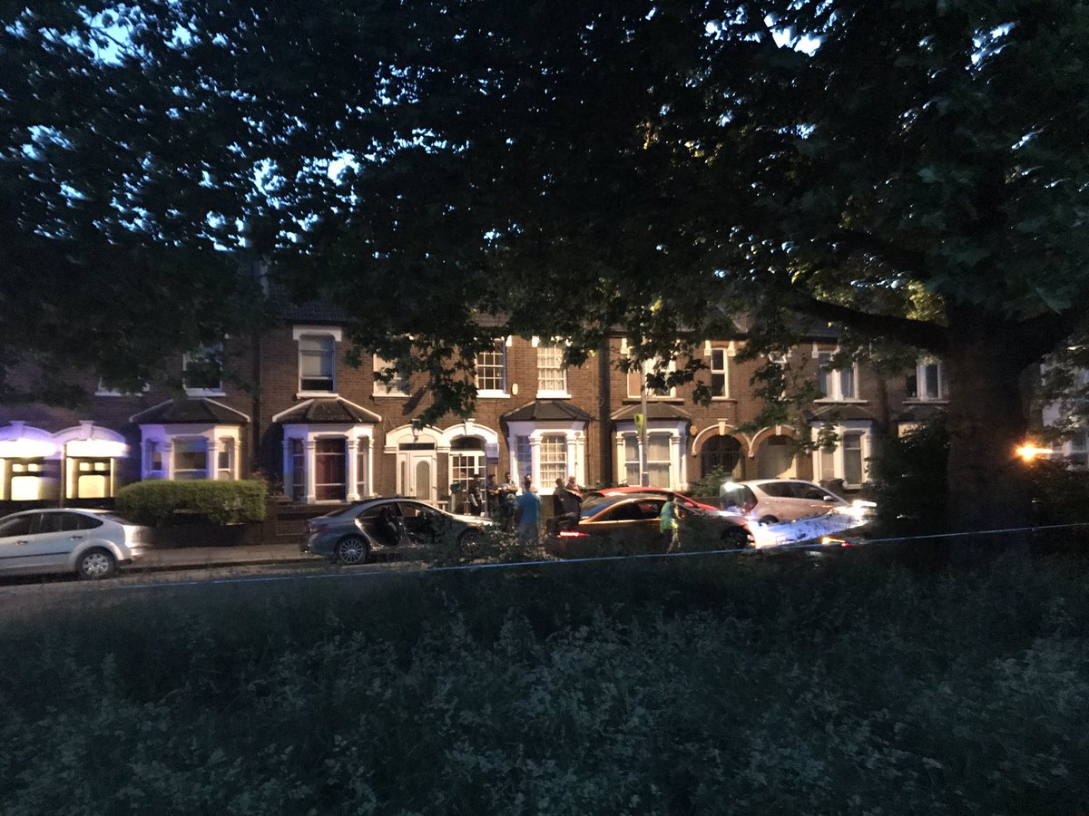 Bad accident in dames rd.. luckily no one hurt.. can we have dbl yellow lines on one side please @CannHallCllrs <a href="/wfcouncil/">Waltham Forest Council</a> <a href="/CoLEppingForest/">Epping Forest</a>