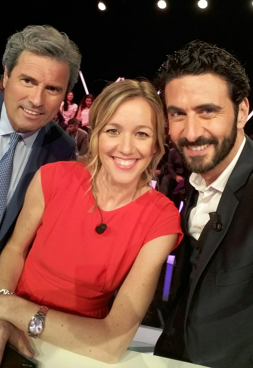 alexandreruiz's tweet photo. And the Winner is... Team Violet🏆
With el Águila @Omar_daFonseca & our Captain @MaryPatrux 😊👏👍
🎂 #beINHigh5 @beinsports_FR https://t.co/KWDezXpWiV