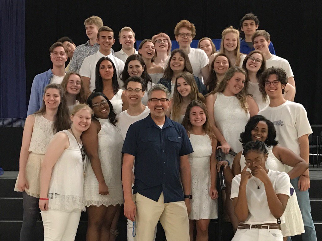 apgovorg's tweet image. A very special group of @HopkinsHigh270 seniors! #CompGov