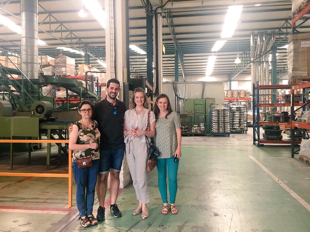 lacormenaje's tweet photo. Hoy en fábrica hemos tenido una visita muy especial 😀. Gracias chic@s! Vamos a por el 
#RetoLacor https://t.co/ECF7hG59Xl
