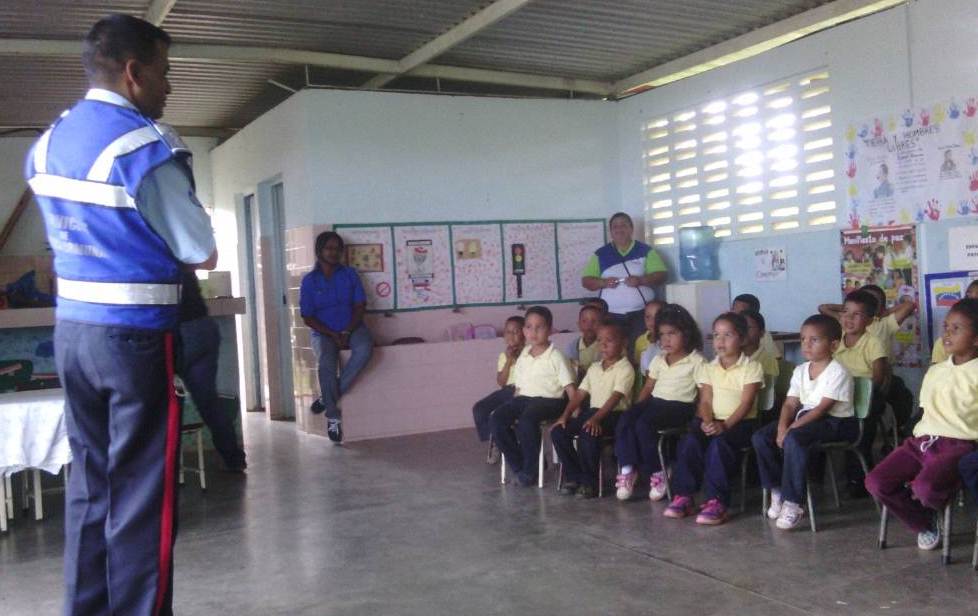 Prensa_PEB's tweet photo. #AzulesPEB #PoliciaCumunal
Dictar Jornada de Orientación a los alumnos de las diferentes Unidades Educativas https://t.co/FZTDe6Tlqg