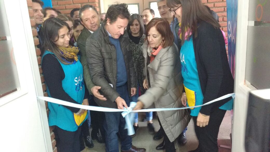 LauraLabat's tweet photo. #Almafuerte @alevigo junto al intendente #AdrianScorza inauguraron la #SalaCuna N° 213 p/ beneficiar a los niños de 0 a 3 años y a sus mamás https://t.co/XXUVg2i2eE