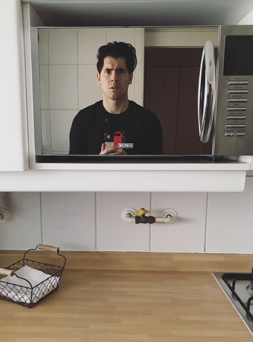 GermanGarmendia's tweet photo. Selfie en un espejo?? PFFF.. selfie en un microondas 😎😎 https://t.co/mM5WQIJRCY