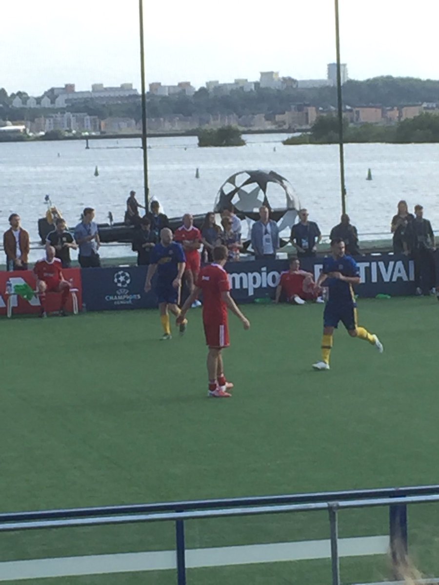 willaj93's tweet photo. Stevie G at Cardiff bay for a kick about 👌🏼 where was @Carra23 ? Definitely not coming for the penos later!! #ChampionsLeagueFinal https://t.co/9hFLs35b1B