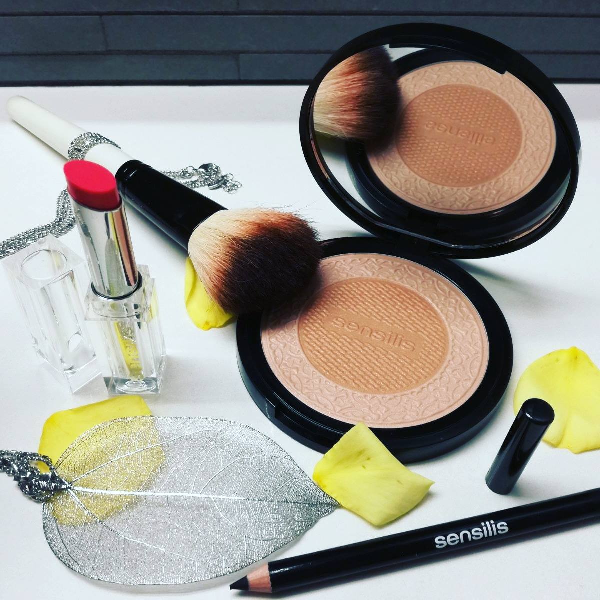 24h_fqg's tweet photo. Llena de color y belleza este #verano con @sensilisoficial. Ven a descubrirlo. #belleza #maquillaje #untoquedecolor #sensilis https://t.co/GMPTMu7uF4