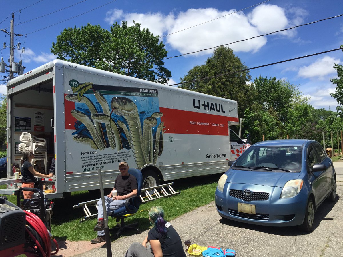 VictoriaCandy84's tweet photo. Sssssoooooooo SUNN-EEEEEY! Great day for moving 😎👍🏻 #sunnydays #friends #moving #uhaul #gentleride #snakesonaplane ?! Snakes on a van 🤘🏻😝 https://t.co/46ynfMVvEC