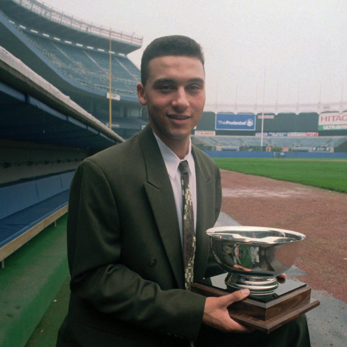 mlbespanol's tweet photo. #TBT: Hoy en el 1992, @Yankees_Beisbol escogen en el 6to turno del Sorteo de Novatos a Derek Jeter. Usted sabe la historia. #LasMayores 👑 https://t.co/gw3Axp9iHC