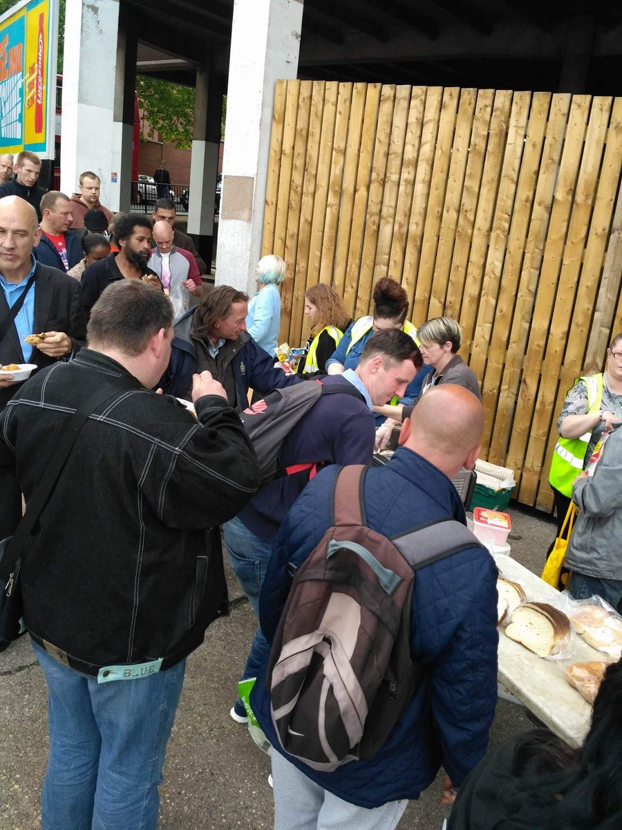 Bhamsg2016's tweet photo. 31/05/17-Another Wednesday night, lots of food.Tuna pasta bake&amp;sausage casarole.Thank you B&amp;M Meats/greggs/fareshare and all the volunteers. https://t.co/ksm8YPK6WG
