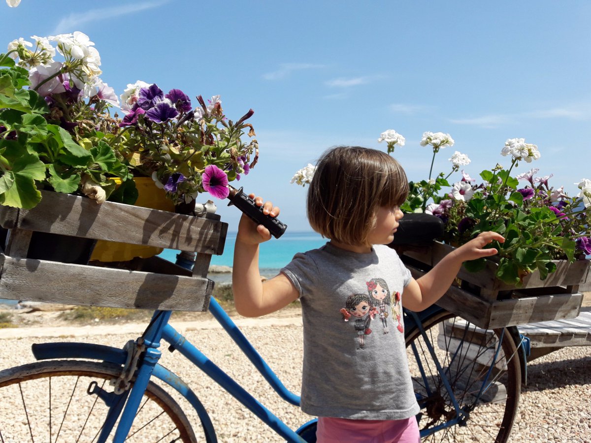 Com m'agrada la bici del restaurant Es Caló... 
i les seves paelles, els bullits de peix, la llagosta frita amb ous de pagès, els postres...