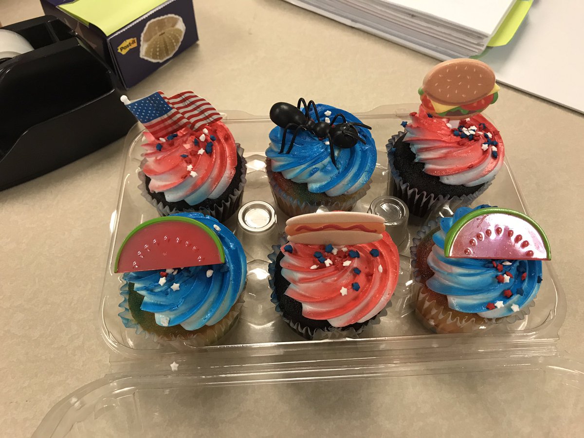 HVogltance's tweet photo. July 4th cupcakes on June 1 Happy Birthday @lsubbert #MsCsAcctg who wants the ant? https://t.co/4pbQsxAwNs