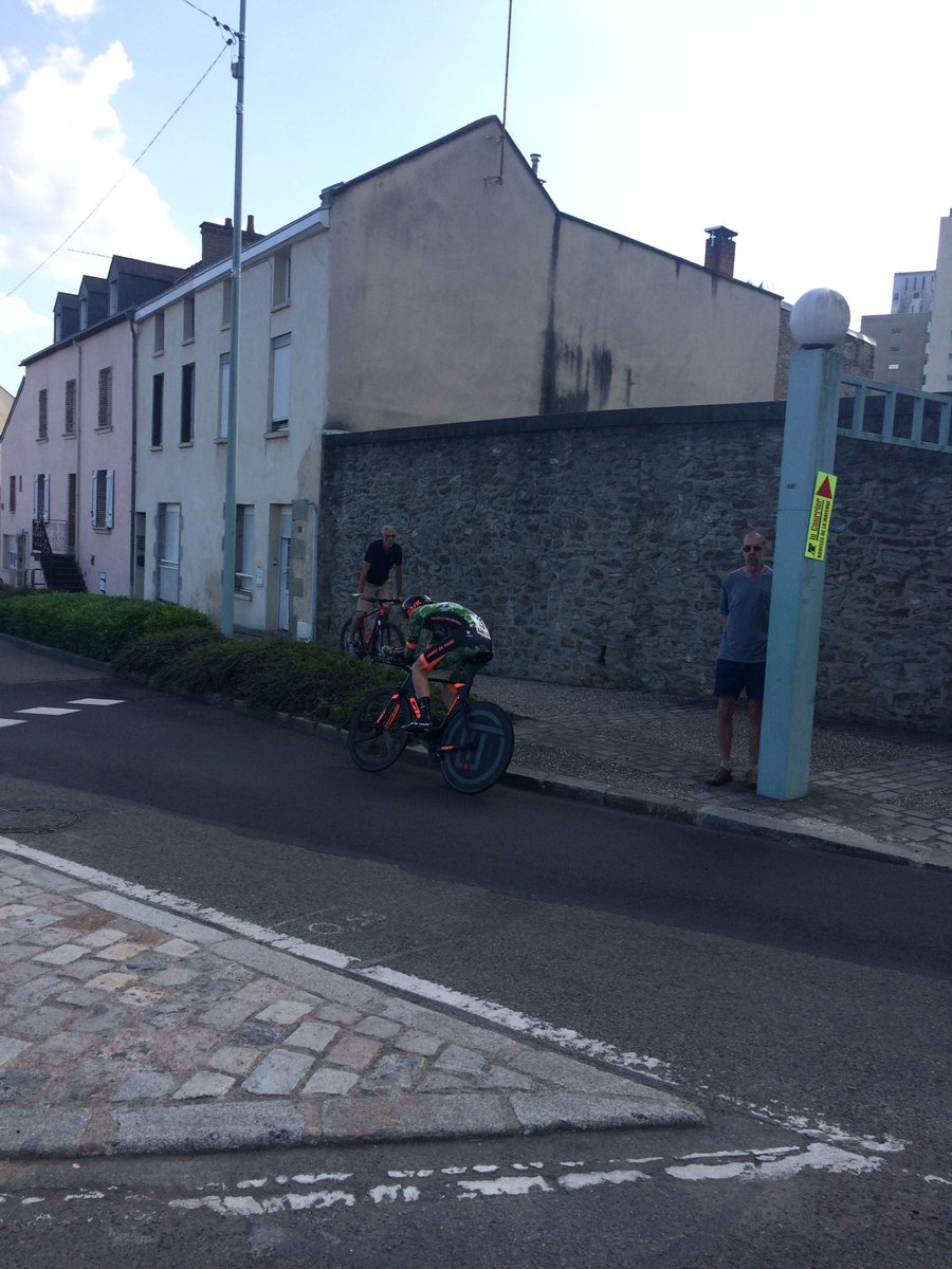 C'est <a href="/yann_guyot/">Yann Guyot</a> de <a href="/ecarmee/">team LDC (ex armée de Terre)</a> qui arpente les rues de <a href="/Laval_la_Ville/">Laval la Ville</a> pour les #boucles53