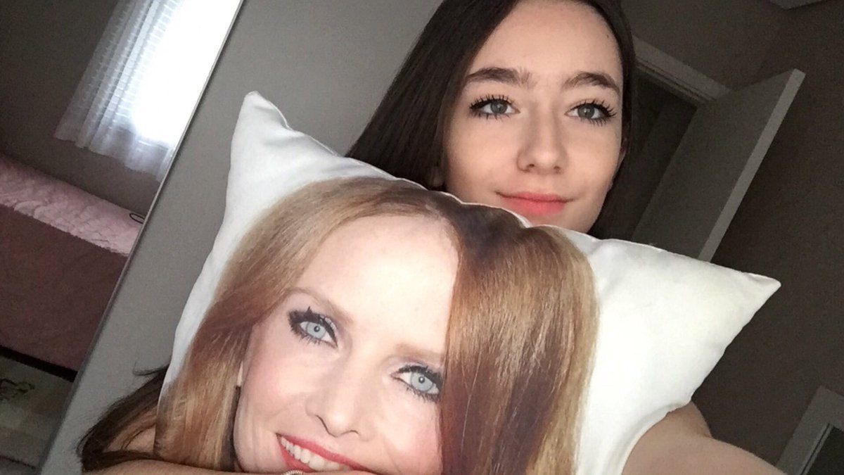 evilmader's tweet photo. When you're taking a #zelfie and your @bexmader pillow appears behind 💚😂😜💚 https://t.co/035yJIckoa