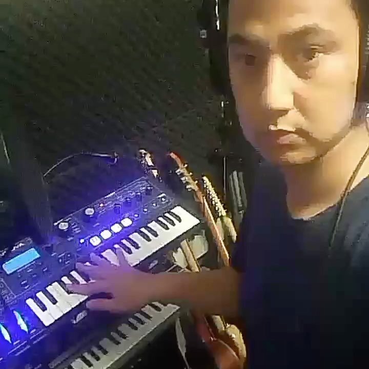 getxylo's tweet photo. @thisflighttonight - Ralphe in the studio working on the new @joshleys track https://t.co/n7Y9W9m9yZ https://t.co/HTyzBV7HpZ