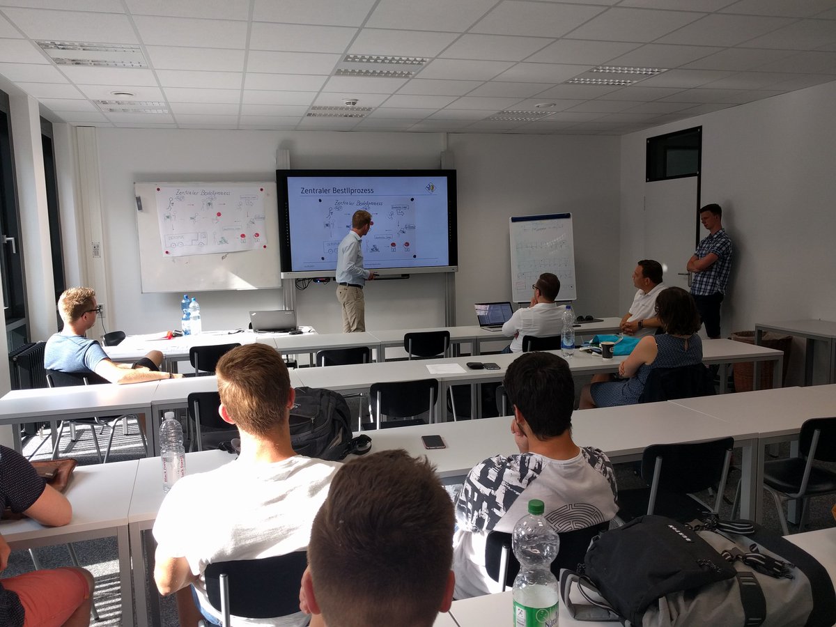 Innovate_KA's tweet photo. Innovate bei der Diskussion unseren gemeinsamen Projektes @esentri #usecase #innovatekarlsruhe https://t.co/7MGtYnTHlP