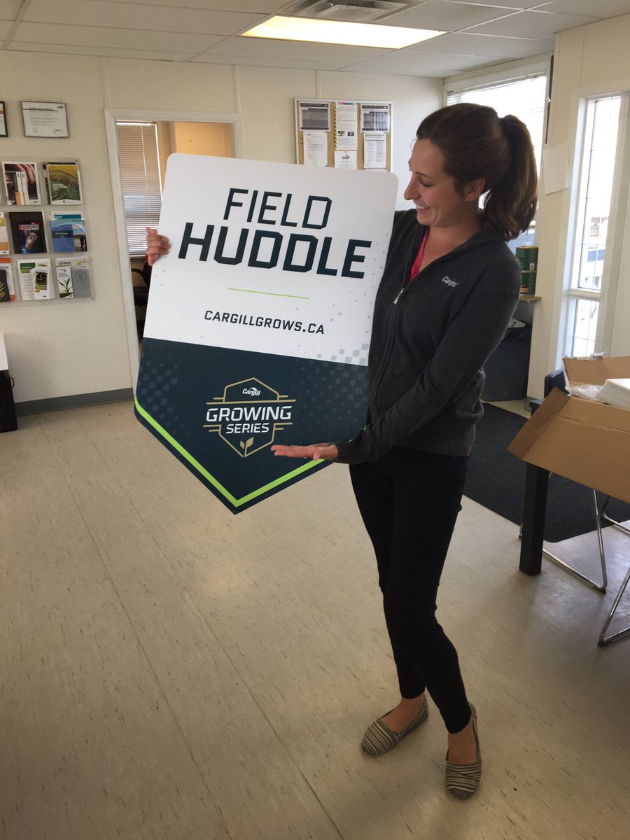 FancyFarmGrl's tweet photo. Cargill Field Huddle anyone? Get down and dirty with our Cargill Agronomy team #cargillgrows #westcdnag @taymuzyka https://t.co/Ir1Iq7DI00