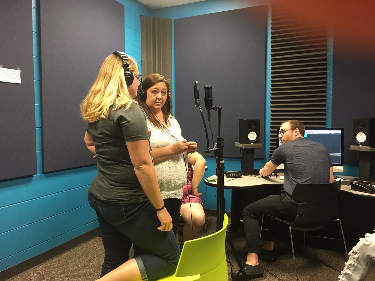 .<a href="/scsdoh/">SCSD Schools</a> Teachers working with our <a href="/YOUmediaCCED/">YOUmedia Springfield</a> mentors and <a href="/d_wat_/">DWATTY2HOTTY🔥</a> to create their own beats.