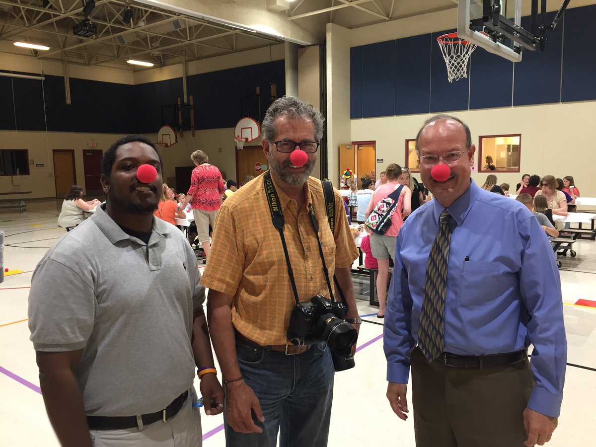 USD305's tweet photo. Good sports from @salinajournal &amp; @BillHallSupt305 stepped up at the free lunch kickoff! #summerlunch @ewileySJ https://t.co/VE0KABlyg1