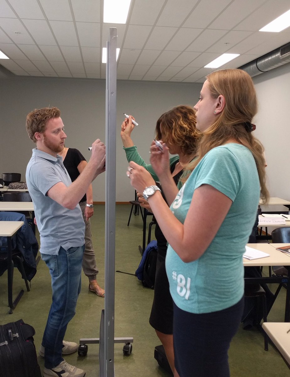 jeroenmens's tweet photo. Studenten @MUAD_nl @HU_Utrecht denken enthousiast mee m. onderzoek #lectoraatBFC tijdens masterclass 'toekomstbeelden &amp; conceptontwikkeling' https://t.co/VqphmtuMM9