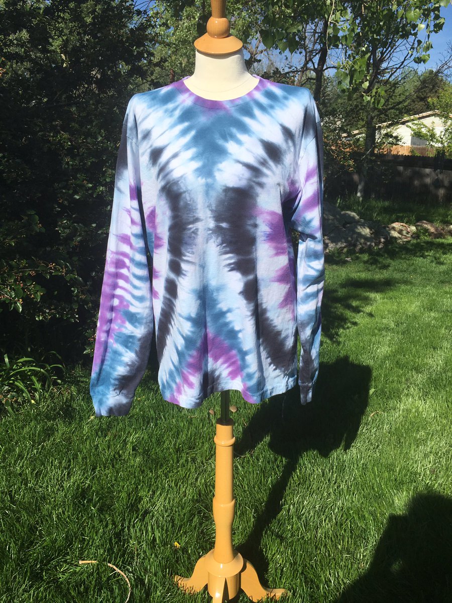 CalypsoInColor's tweet image. Hot off the design table!  Ladies long sleeve T in V-Stripe Design/Moon Storm colorway.  Whaddaya think?