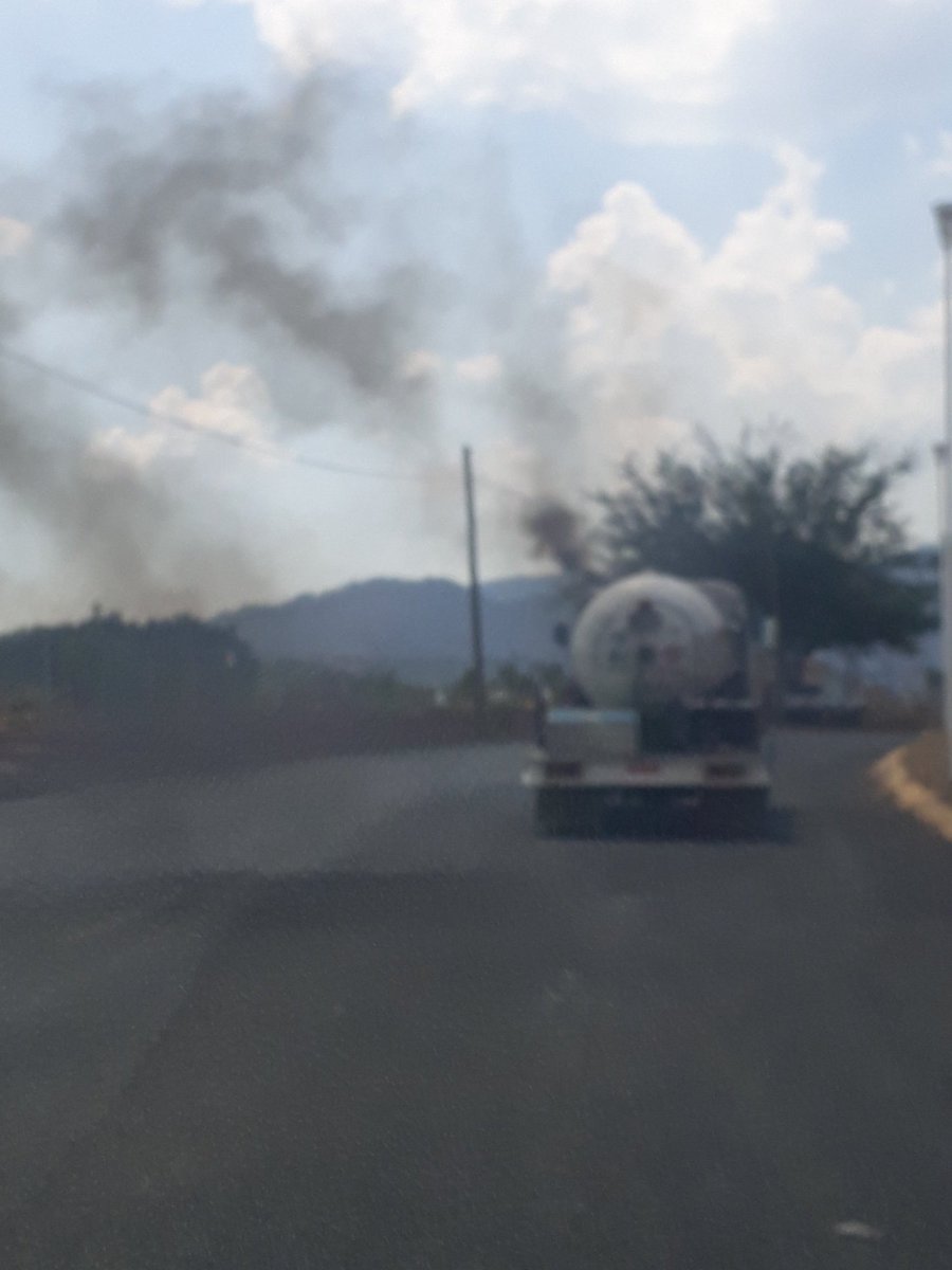 marulozanollama's tweet photo. @Trafico_ZMG Cómo es posible que circulen unidades de #ZGas @ZPremia contaminando tanto?? Sanciónenlos!! https://t.co/qCepKxR5OB