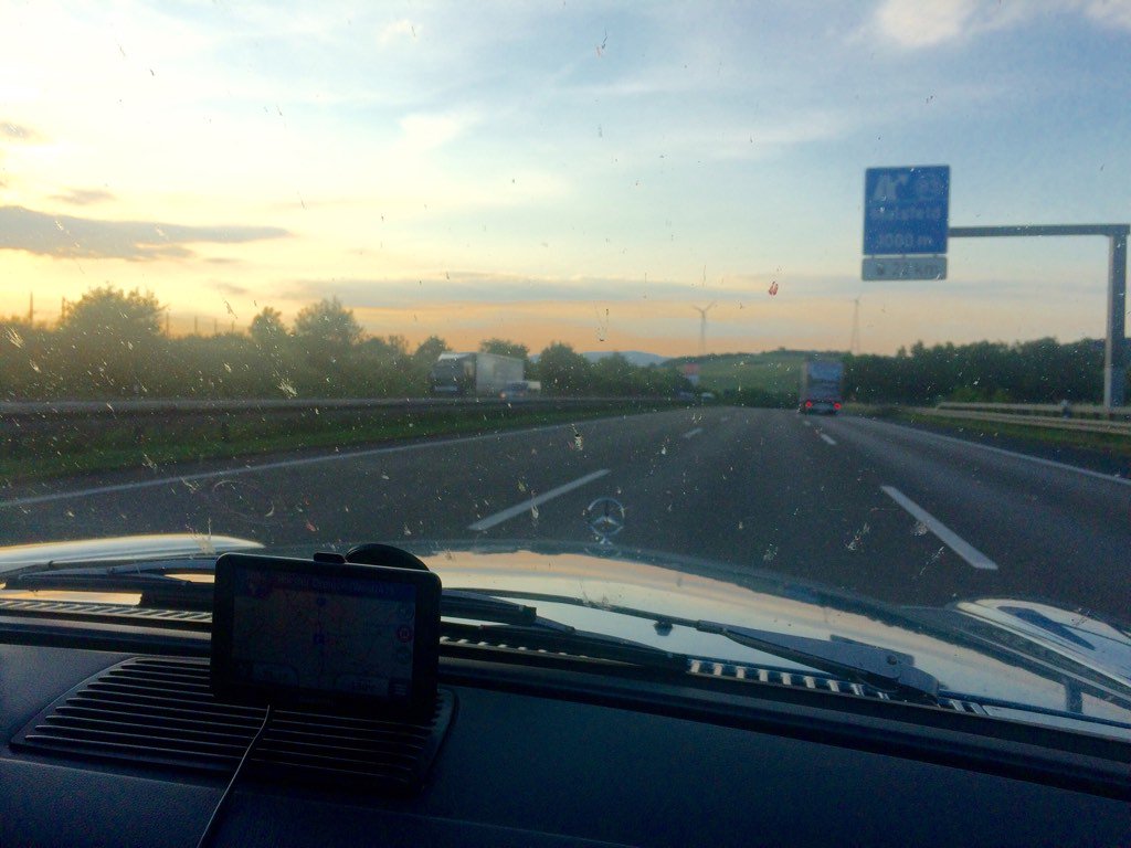 steigercst's tweet photo. Dienstreise im Dauertest-/8 von #AutoBildKlassik. 1500 Kilometer in zwei Tagen. Und was soll ich sagen? Läuft. https://t.co/B5rfM3IH7x