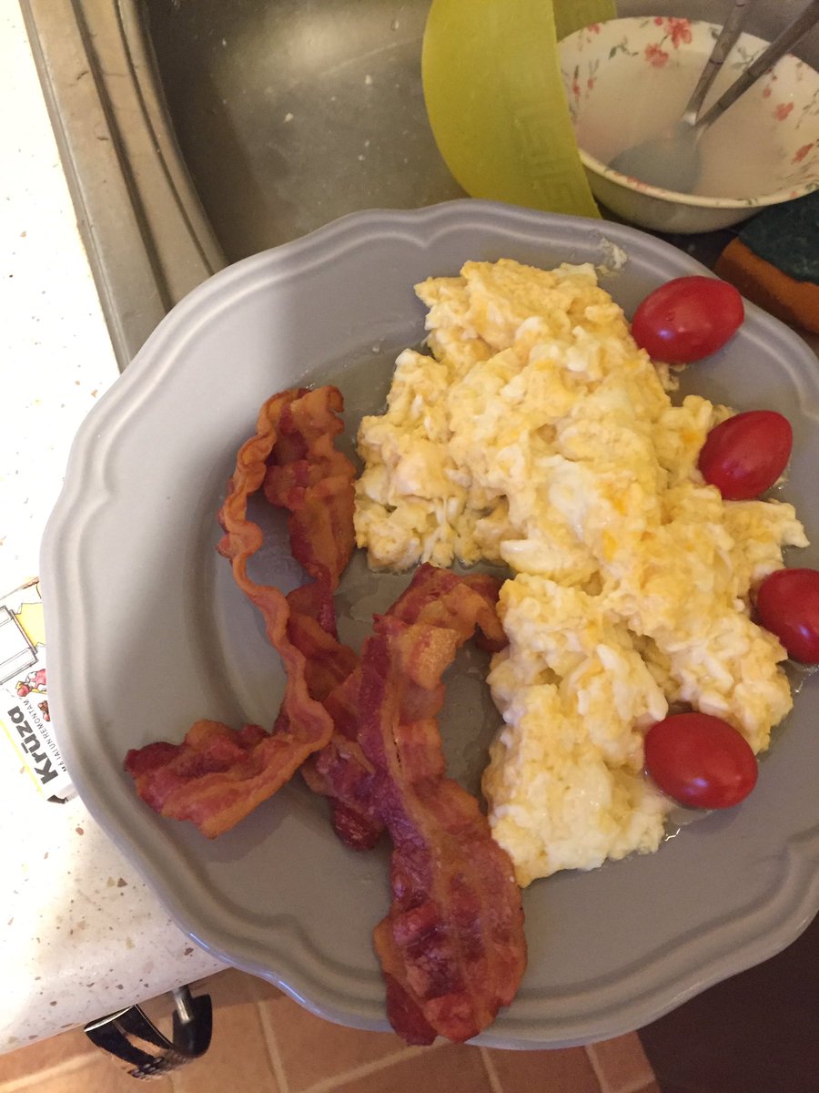 MLaivii's tweet photo. Hey @GordonRamsay how do you like my bacon, egg and tomato masterpiece? https://t.co/BpOTp8rN0p