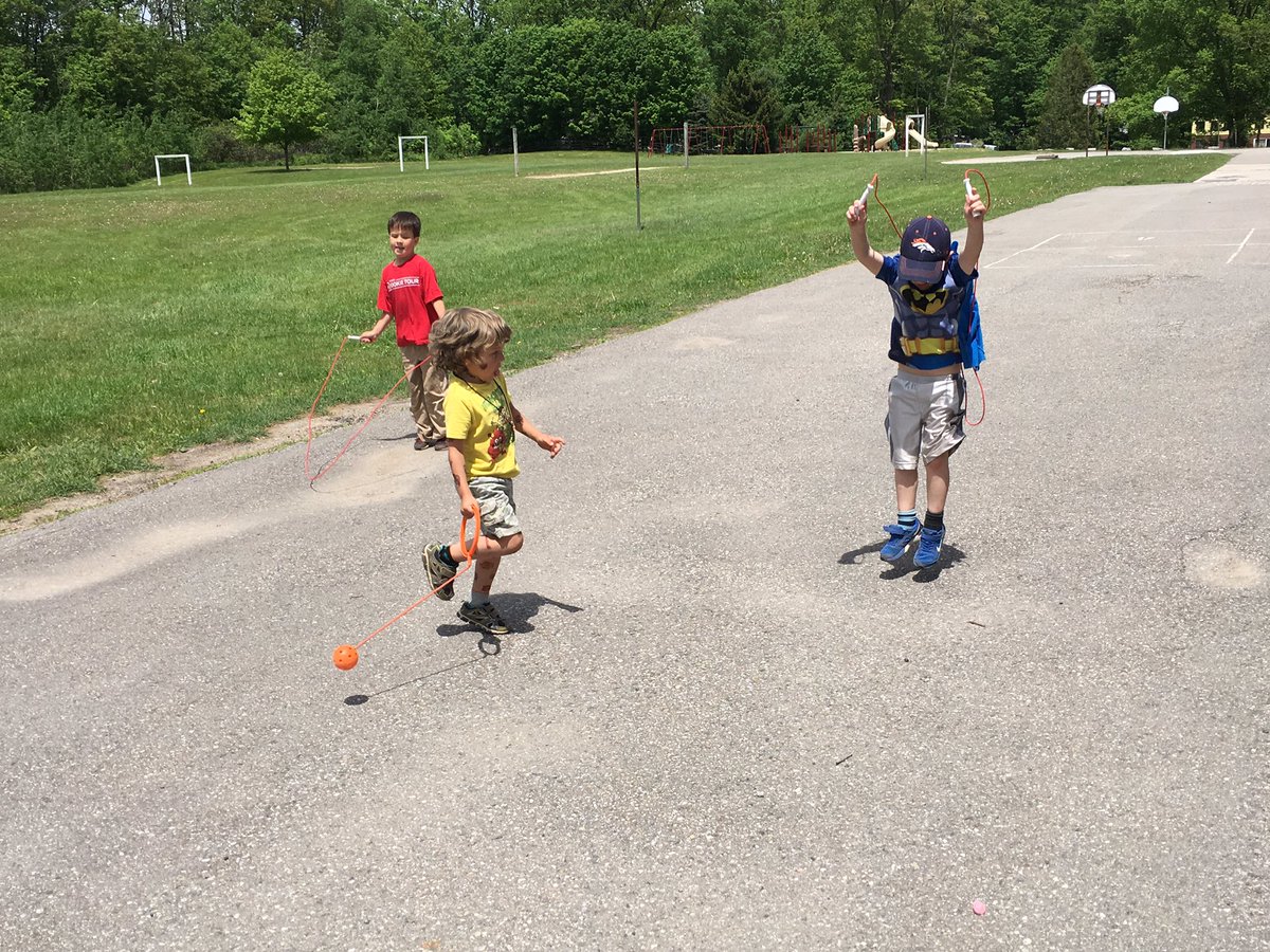 jenn_scott2's tweet photo. Learning and growing in the outdoors  with kindergarten @LimehousePS #lovemyhaltonschool https://t.co/z0vuBsbTqy