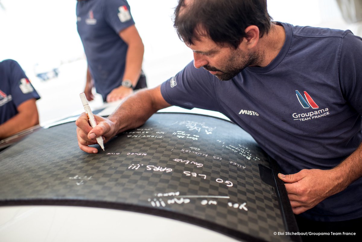 TeamFranceVoile's tweet photo. Ce matin, l'équipe a écrit sur le Class AC des messages aux marins. A vous de tweeter vos encouragements pour 🇫🇷 vs 🇬🇧 #TousPourLaCoupe https://t.co/MsElCiCM7Y