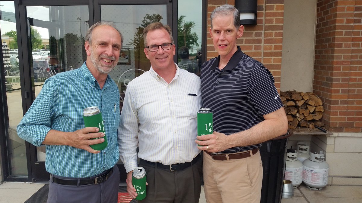 MikeSawicki1's tweet photo. Great evening thanks @EnjoyKraftig for supportting @DeSmetJesuitHS HOF Billy Mueller Great evening with friends and alums #beersforBilly https://t.co/RN7RahrB17