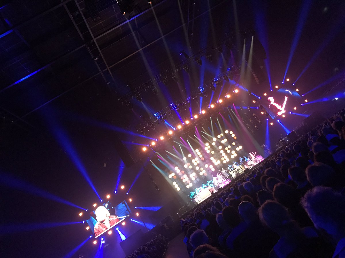 mathieuhermans's tweet image. Celebrate half a century of an iconic album... and my fathers birthday #analogues #ziggodome #SgtPepper50