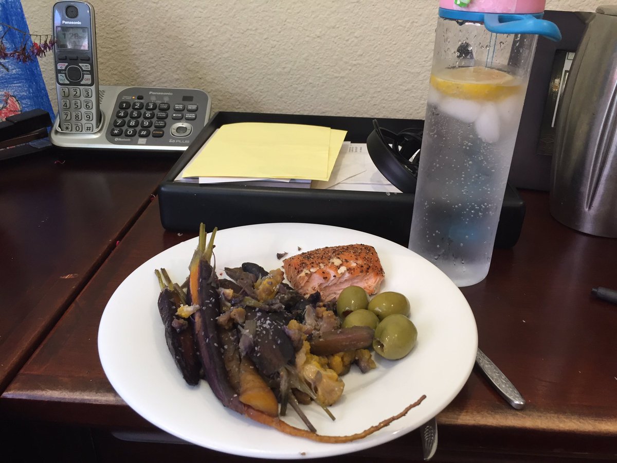 juliejargon's tweet photo. I'm part of the trend. Eating leftovers at my desk. #HowILunch https://t.co/r2nbRfzFao