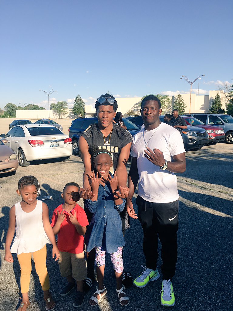 DjHamptonJr's tweet photo. If nobody else got them.. just know I do! Rest easy lil bro.. you live through me until the death of meπ―3οΈβ£ #RestEasy3 #DijonStrong #3'sUp https://t.co/rxPqkv8OxW