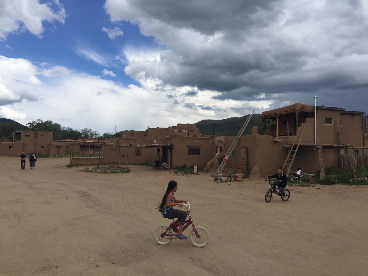 pla_baldax's tweet photo. Strabiliante #TaosPueblo a un'ora di auto da #SantaFe: qui vivono 50 famiglie di Nativi ♣️ #AiantaFam https://t.co/kXN5j12on2