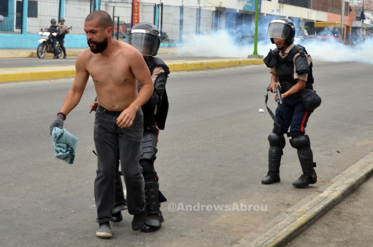 CboboSeRespeta's tweet photo. #1Jun Alerta Estas son las dos personas que resultaron detenidas en la Av Bolívar Norte #Valencia Carabobo #EsAhoraoNunca via @AndrewsAbreu https://t.co/Hx4ArRk5wO