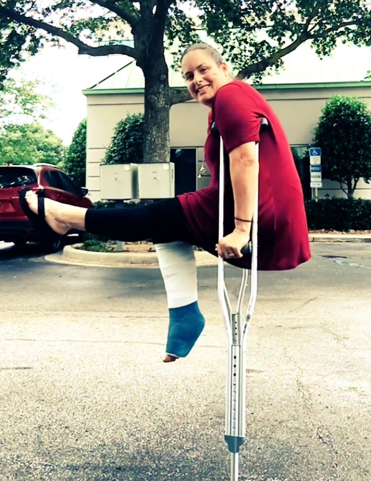 flipyourfitness's tweet photo. Ab workout anyone? No wolf turns allowed π #crutches #achilles #achillestear #achillestendon #cast #bluecast #abs #wolfjump @GymCastic https://t.co/dRZavEpxn1