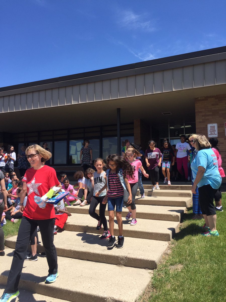 ManciniJen's tweet photo. Here comes the 5th grade! The crowd is ready! #teachersvsstudents @SerenaHills_161 https://t.co/gLjfzGRalJ