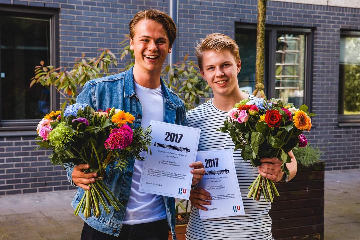 SemvanderWalNL's tweet photo. Vandaag met @JeroenBoschNL de aanmoedigingsprijs van de School voor Journalistiek gewonnen. #hufcj https://t.co/df29ZJyBvY
