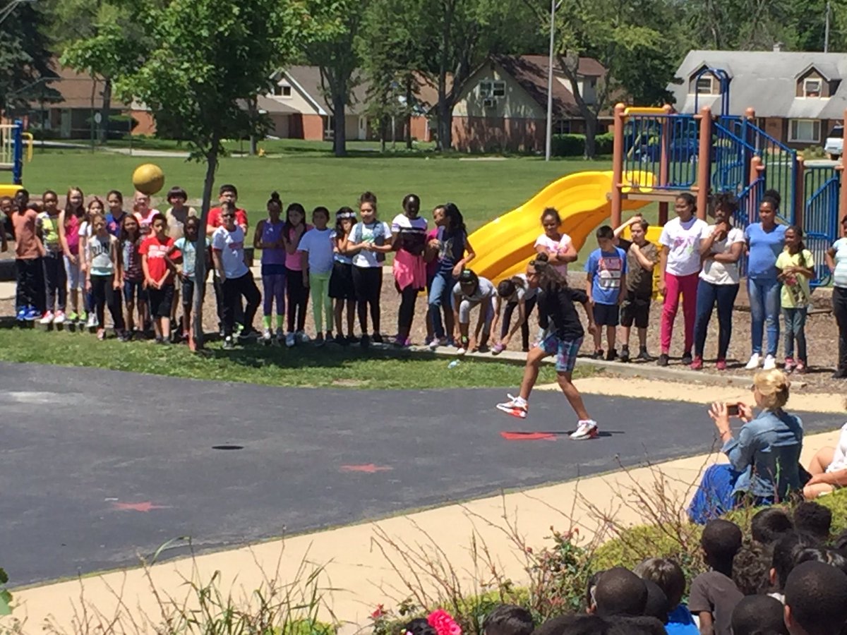 ManciniJen's tweet photo. The score is tied 5-5! #teachersvsstudents @SerenaHills_161 @The_Vanntastics @butkus20 https://t.co/9PucN17KSt
