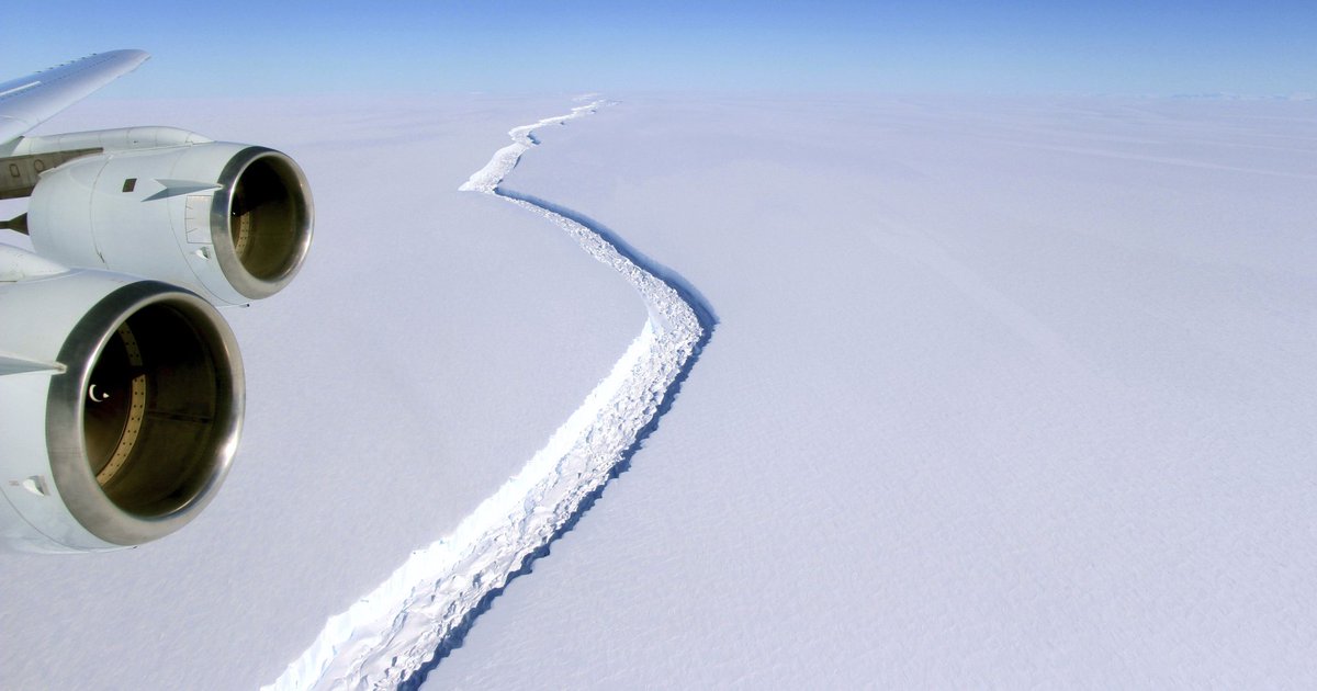 BraddJaffy's tweet image. Massive crack in Antarctica ice shelf grows 11 miles in only 6 days usat.ly/2qGeKdt
