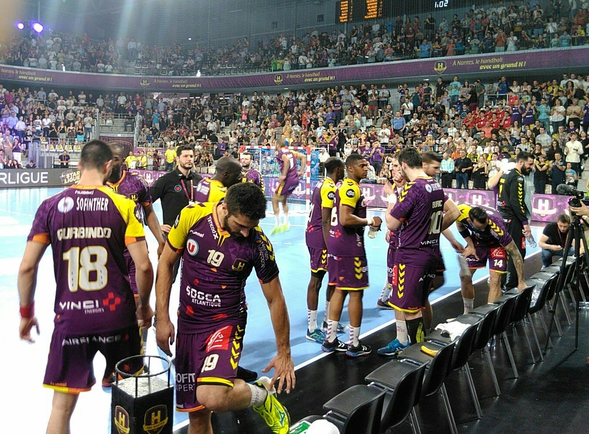 JacquesDeckert's tweet photo. #15ansTIMCOD Gros kiff pour moi ! @GroupeTimcod parrain du match et coup d'envoi. Merci le @HBCNantes ! La team vue du parquet 💪💪💪 https://t.co/Kybl3WWYVB