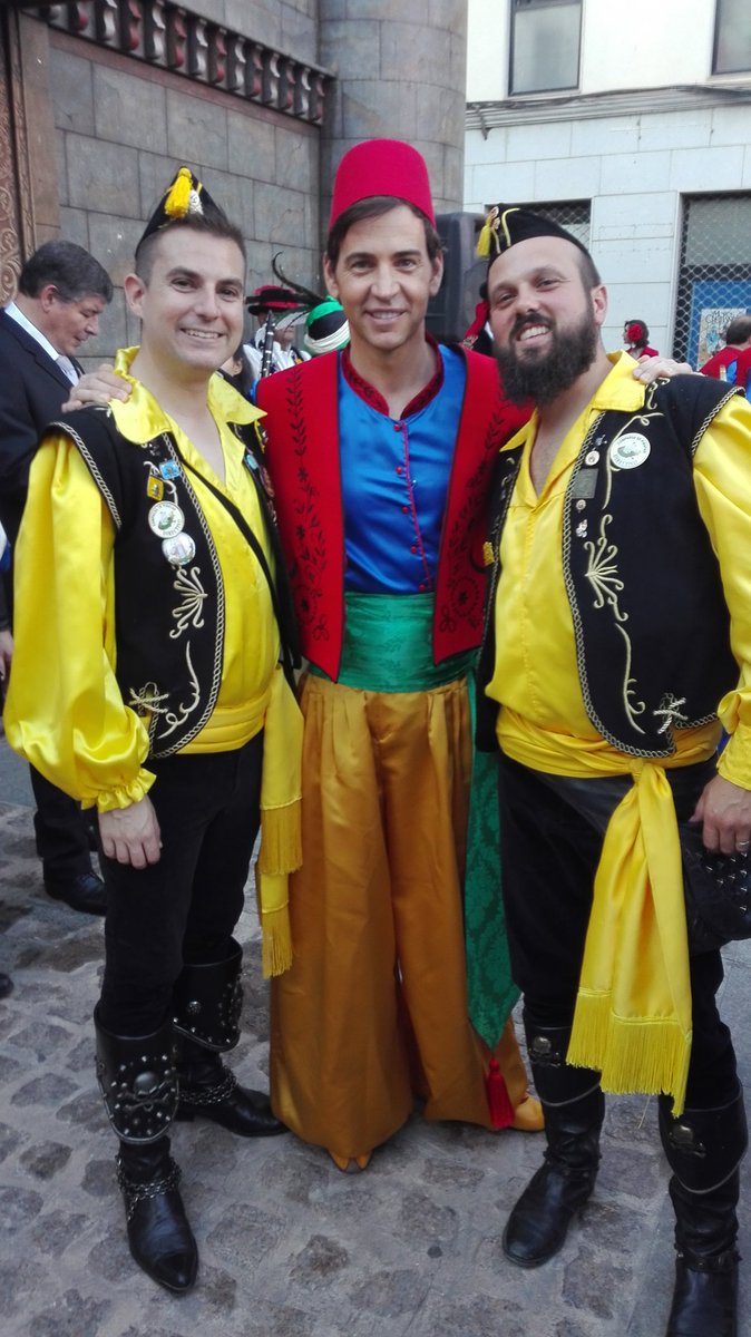 Michel_CD84's tweet photo. Nuestro pregonero disfrutando de la entrada de bandas, y nosotros también. #piratas2017 #MYC2017 #idellademisamores https://t.co/nb0CRDiLEG