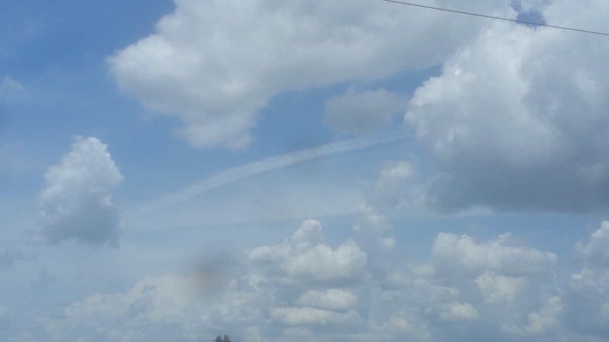kirkwoodjones's tweet photo. And the #Retarding Begins. #Sunshinestate #ChemtrailState #RainRetardant #CentralFla https://t.co/7kK5igBhzg