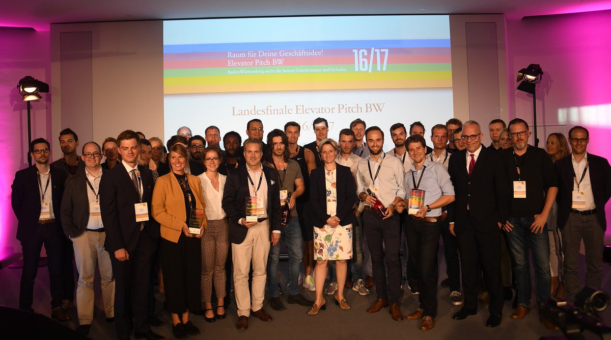 Startup_BW's tweet photo. Strahlende Gewinner beim Finale des Elevator Pitch BW des @WM_BW! Memetis gewinnt, 2. Sieger Idana, Platz 3 an superwear GmbH. Glückwunsch! https://t.co/ANyHoxD6sU