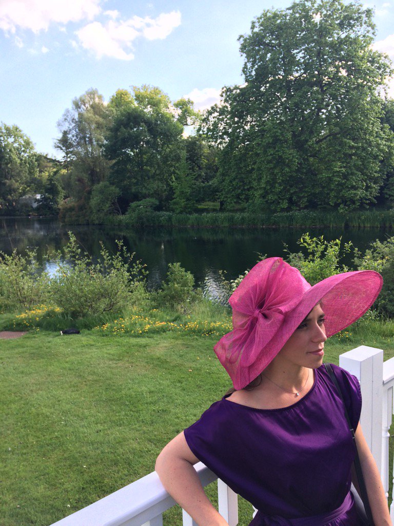 We will never be royals... but once in our lifetime we get to mingle in the palace. #buckinghamhangouts