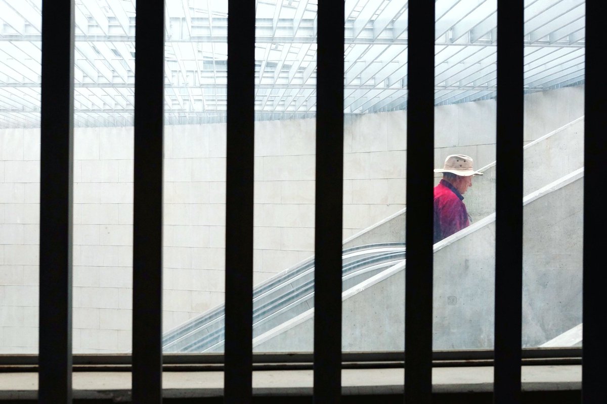 pollyrusyn's tweet photo. Caged. #streetphotography #streetphotographer #photographer #timeoutlisbon #caisdosodre #photo #photography https://t.co/TLHkhZJo7u